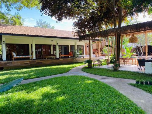 a house with a garden and a walkway at Veni Vana Valley Maetang in Ban Chang