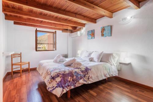 ポルト・ダ・ポリェンサにあるAnita Apartmentsの木製の天井の客室で、ベッドルーム1室(大型ベッド1台付)