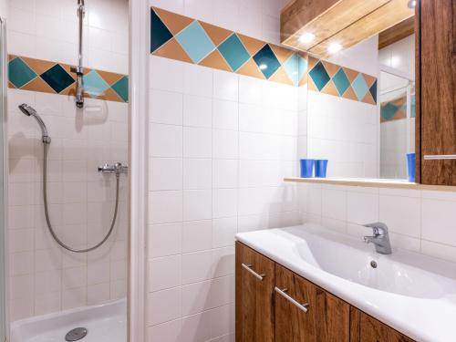une salle de bain avec un lavabo et une douche dans l'établissement Charmant 4 pièces en centre village, proche pistes - 8 pers, Wifi, parking, balcon, animaux acceptés - FR-1-437-48, à La Clusaz
