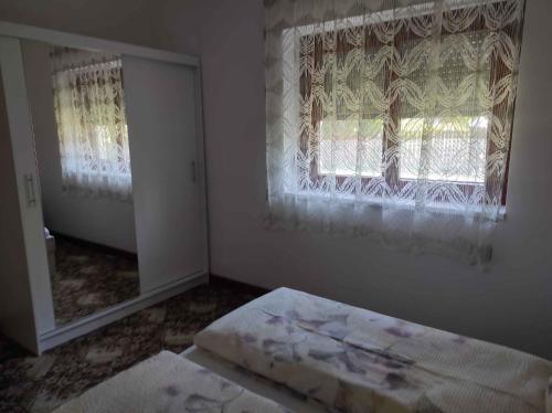 En eller flere senger på et rom på Holiday home in Balatonfenyves 18431