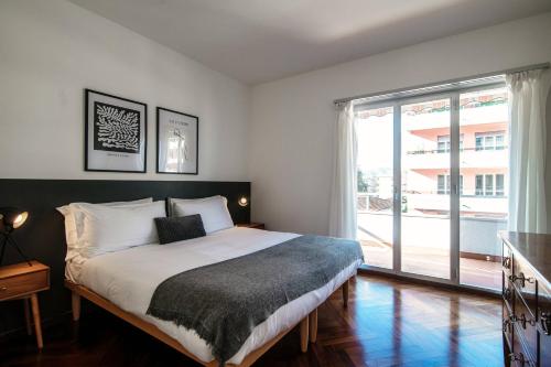 - une chambre avec un lit et une grande fenêtre dans l'établissement A Casa di Laura by Quokka 360 - large open space in Lugano Centre, à Lugano