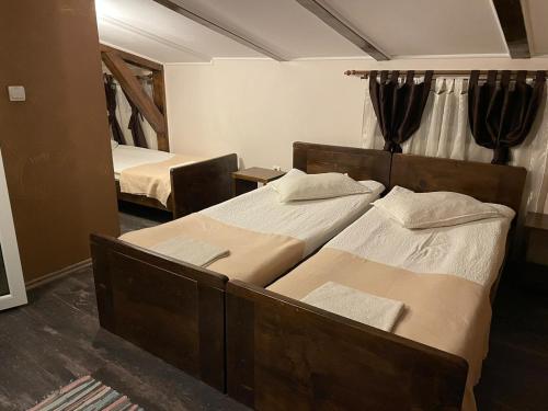 Galeriebild der Unterkunft Hanul La Cetate - Cazare pentru muncitori și delegați in Slimnic