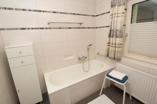 Bilik mandi di Appartementhaus Radstadt