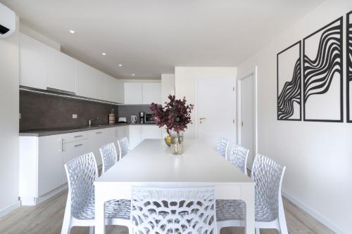 Cucina o angolo cottura di Kinsky Garden Apartments and Suites by Dwellfort