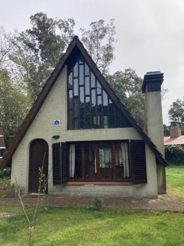 ein Haus mit einem Gameradach und einer Tür in der Unterkunft Cabaña Alpina del bosque! in Mar del Plata