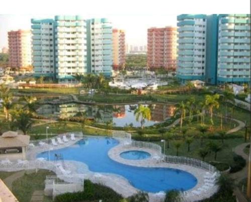 ein großes Schwimmbad in einer Stadt mit hohen Gebäuden in der Unterkunft Stylish Penthouse Apartment in Rio de Janeiro