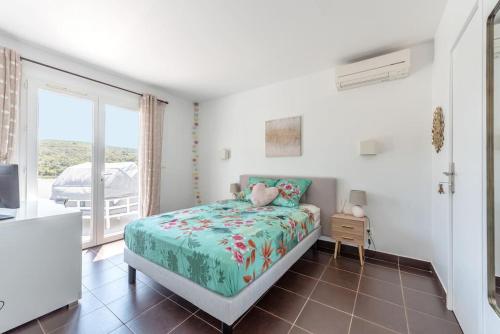 Ένα ή περισσότερα κρεβάτια σε δωμάτιο στο Magnifique Villa avec piscine en bord de mer
