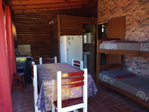 Habitación con 1 cama, literas y refrigerador. en Complejo Sagitario en Gualeguaychú