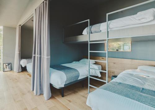 Divstāvu gulta vai divstāvu gultas numurā naktsmītnē Playliving IZU - A ocean view villa with Onsen