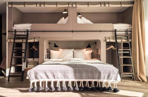 Nomad by CERVO Mountain Resort في زيرمات: غرفة نوم مع سريرين بطابقين مع الوسائد