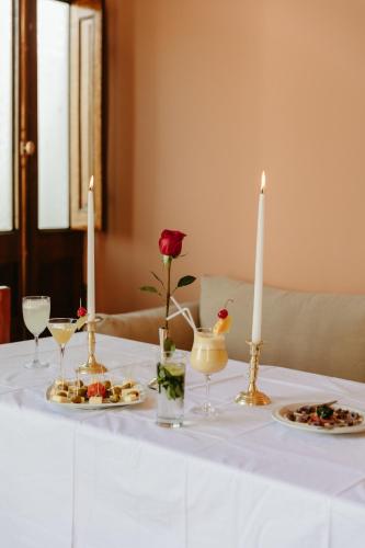 a table with two plates of food and two candles at Plaza Central in Arequipa