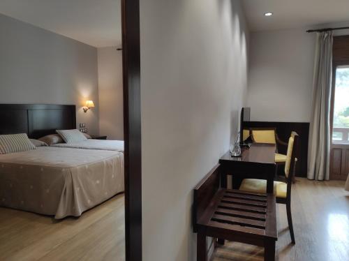Un pat sau paturi într-o cameră la Snö Hotel Bielsa