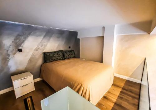 een kleine slaapkamer met een bed en een glazen tafel bij Tofi 2 in Madrid
