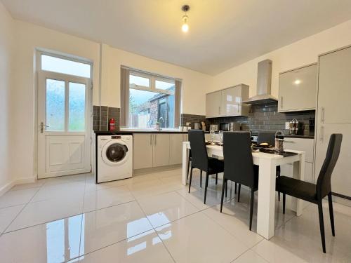 a kitchen and dining room with a table and chairs at Cheerful 3 bedroom home with Netflix and Wi-Fi in Middleton