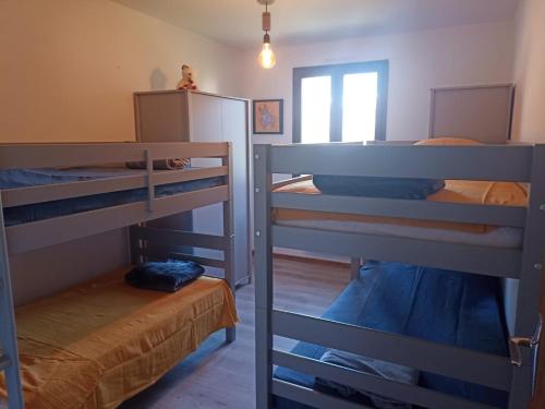 2 Etagenbetten in einem Zimmer mit Fenster in der Unterkunft Les rives du Drac in Chabottes