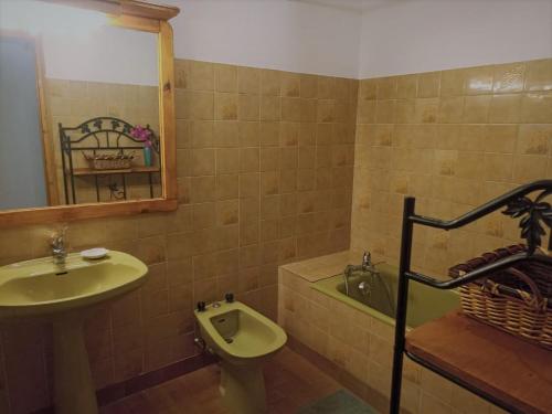 ein Badezimmer mit einem Waschbecken, einem WC und einer Badewanne in der Unterkunft Les rives du Drac in Chabottes