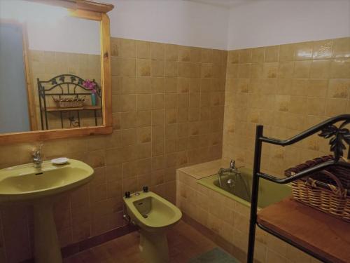 a bathroom with a sink and a toilet and a tub at Les rives du Drac in Chabottes