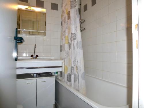 een badkamer met een wastafel en een bad bij Boost Your Immo Balcons De Barèges PM13 in Barèges