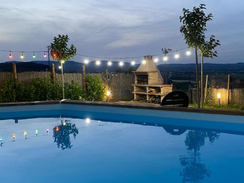 una piscina por la noche con luces en una valla en Cal Castlà, 