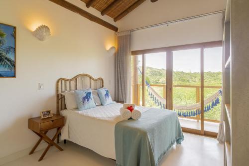 ein Schlafzimmer mit einem Bett und einem großen Fenster in der Unterkunft Casa Kai 