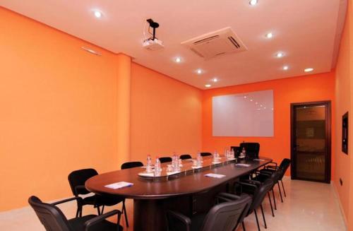 a conference room with a long table and chairs at Perla Hôtel in Fès