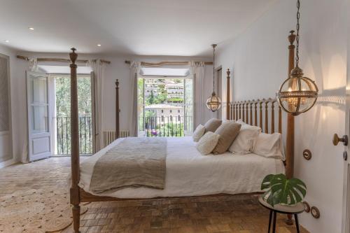 德亞的住宿－Casa Berne - Deia，一间带大床的卧室和一个阳台