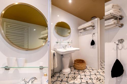 een badkamer met een wastafel en een spiegel bij Royal City Suite Monsieur Philippe in Leeuwarden