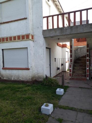 una vista exterior de un edificio con escalera en Departamento Punto Mogotes, Mar del Plata en Mar del Plata