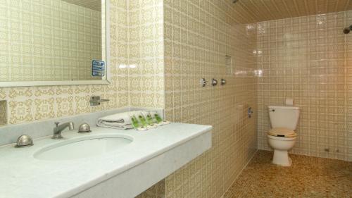 y baño con lavabo y aseo. en Hotel Unico en Ciudad de México
