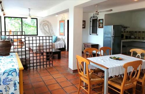 een keuken en een eetkamer met een tafel en stoelen bij Casa Maria en La Manzanilla in La Manzanilla