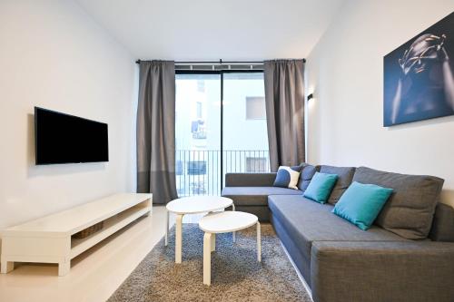 sala de estar con sofá y TV en Bright 1-BR for 4-PPL in Allenby St by HolyGuest, en Tel Aviv