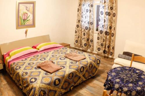 um quarto com uma cama com duas toalhas em Centralni B4 em Igrane