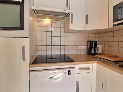 Een keuken of kitchenette bij Appartement Méribel, 2 pièces, 5 personnes - FR-1-182-13