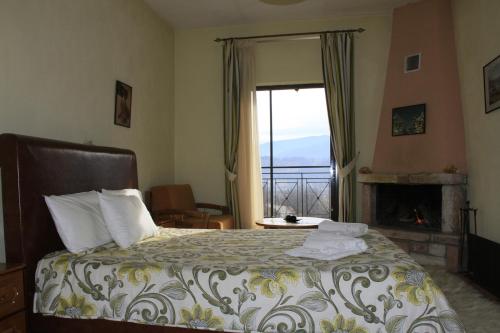 Schlafzimmer mit einem Bett, einem Kamin und einem Fenster in der Unterkunft Agrafa in Kerasea