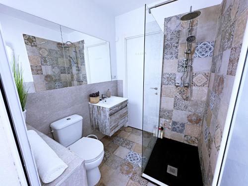バレンシアにあるRosa del mar2のバスルーム(シャワー、トイレ、シンク付)