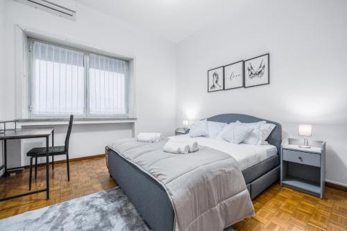 een slaapkamer met een bed, een tafel en een bureau bij The Brera Residence - 140SqM 3Bed2Bath in Milaan
