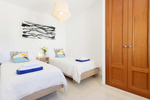Pokój z 2 łóżkami i szafą w obiekcie Casa Princesa Gara w mieście Yaiza