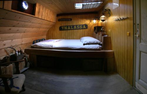 mały pokój z łóżkiem w kabinie w obiekcie Boat 'Opoe Sientje' w mieście Nijmegen