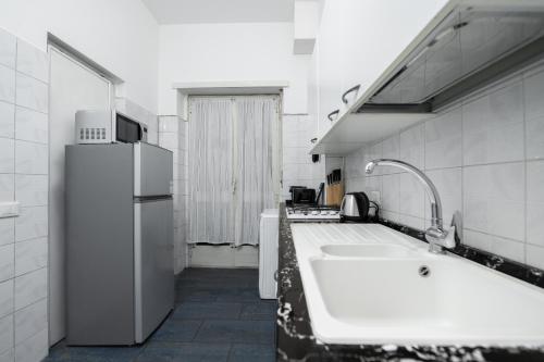 een keuken met een wastafel en een koelkast bij The Brera Residence - 140SqM 3Bed2Bath in Milaan
