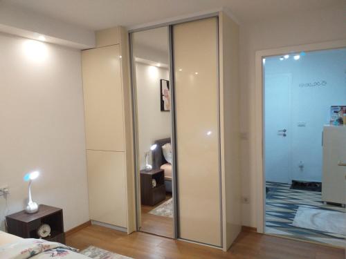 - une porte coulissante en verre dans une chambre dans l'établissement Trosoban apartman Sarajevo, Ilidza centar, à Sarajevo