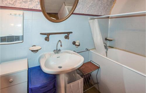 歐雷勒的住宿－1 Bedroom Nice Home In Aurel，浴室配有盥洗盆、镜子和浴缸
