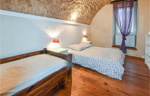 1 dormitorio con 2 camas y ventana en 1 Bedroom Nice Home In Aurel, en Aurel