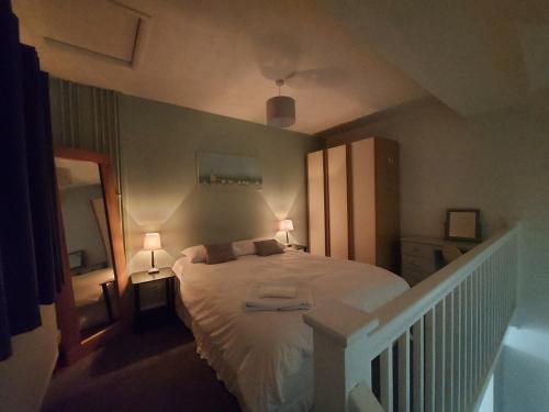 - une chambre avec un lit blanc et 2 lampes dans l'établissement 1 Bedroom House with Garden and off road private parking, à Peterborough
