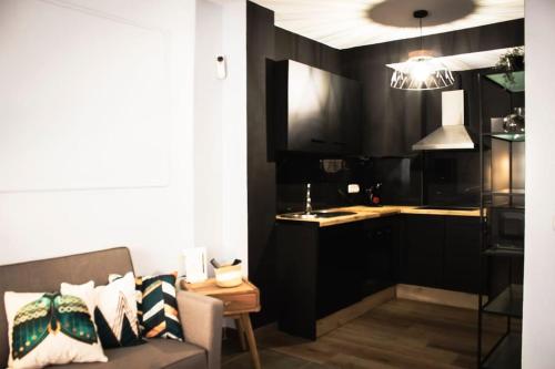Il comprend un salon avec un canapé et une cuisine. dans l'établissement Elegant Apartament Beach Andalusia, à Balerma