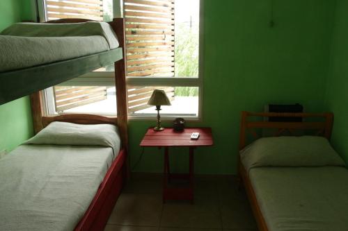 a room with two bunk beds and a table with a lamp at Habitaciones en casa encantada para viajeros in Gualeguaychú