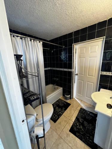 łazienka z toaletą i umywalką w obiekcie Boscobel Hideaway w mieście Boscobel