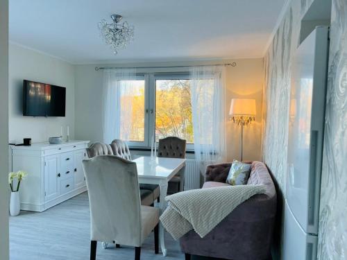 een woonkamer met een tafel, een bank en een stoel bij LeCiel Maison Lily in Bad Lauterberg