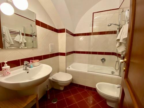 ナポリにあるBorgo Belvedereのバスルーム(洗面台、トイレ、バスタブ付)