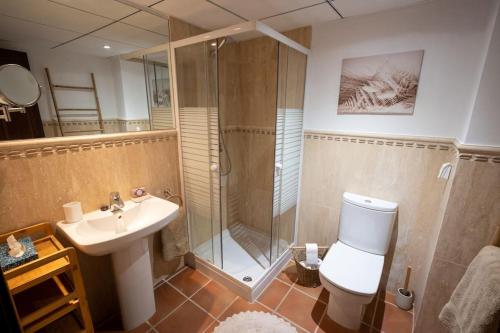 La salle de bains est pourvue d'une douche, de toilettes et d'un lavabo. dans l'établissement Casa Cariño @ Hacienda del Alamo Golf resort, à Fuente Alamo
