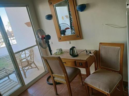 a desk and chair in a room with a mirror at ستديو رائع وهادي مزود بحديقه in Sharm El Sheikh